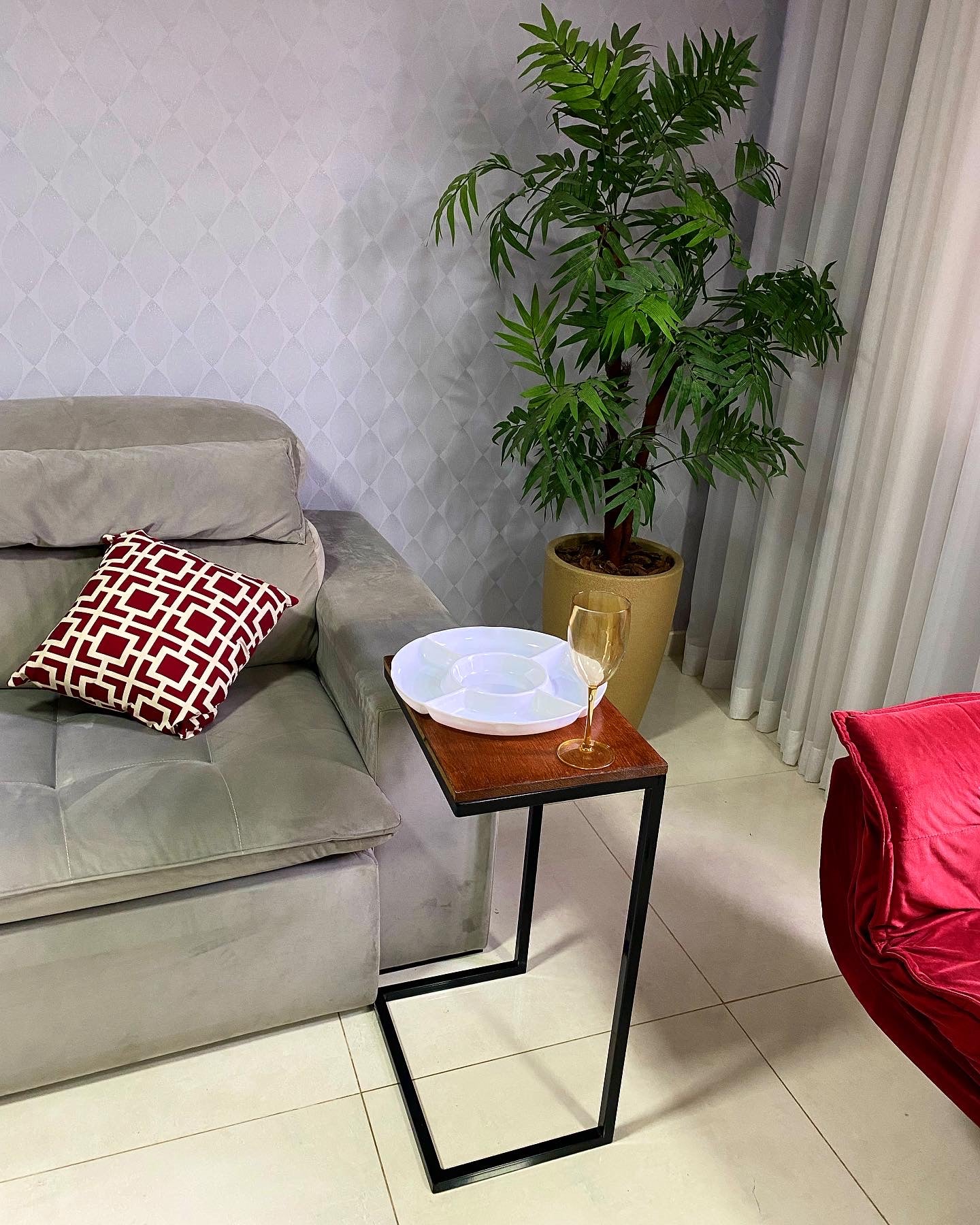 Mesa Auxiliar com Encaixe para Sofá Com medidas de 45 x 30 x 70 cm
