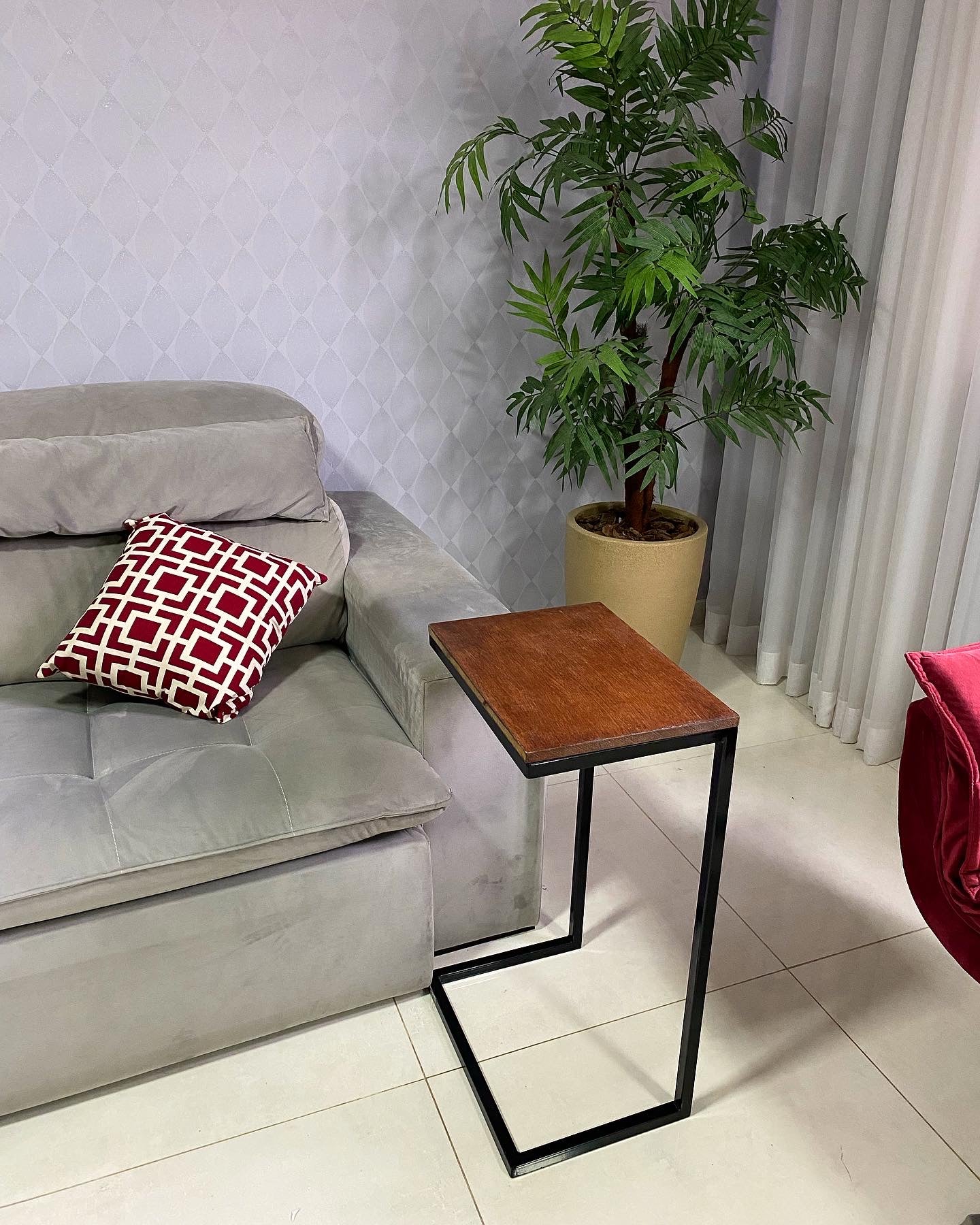 Mesa Auxiliar com Encaixe para Sofá Com medidas de 45 x 30 x 70 cm