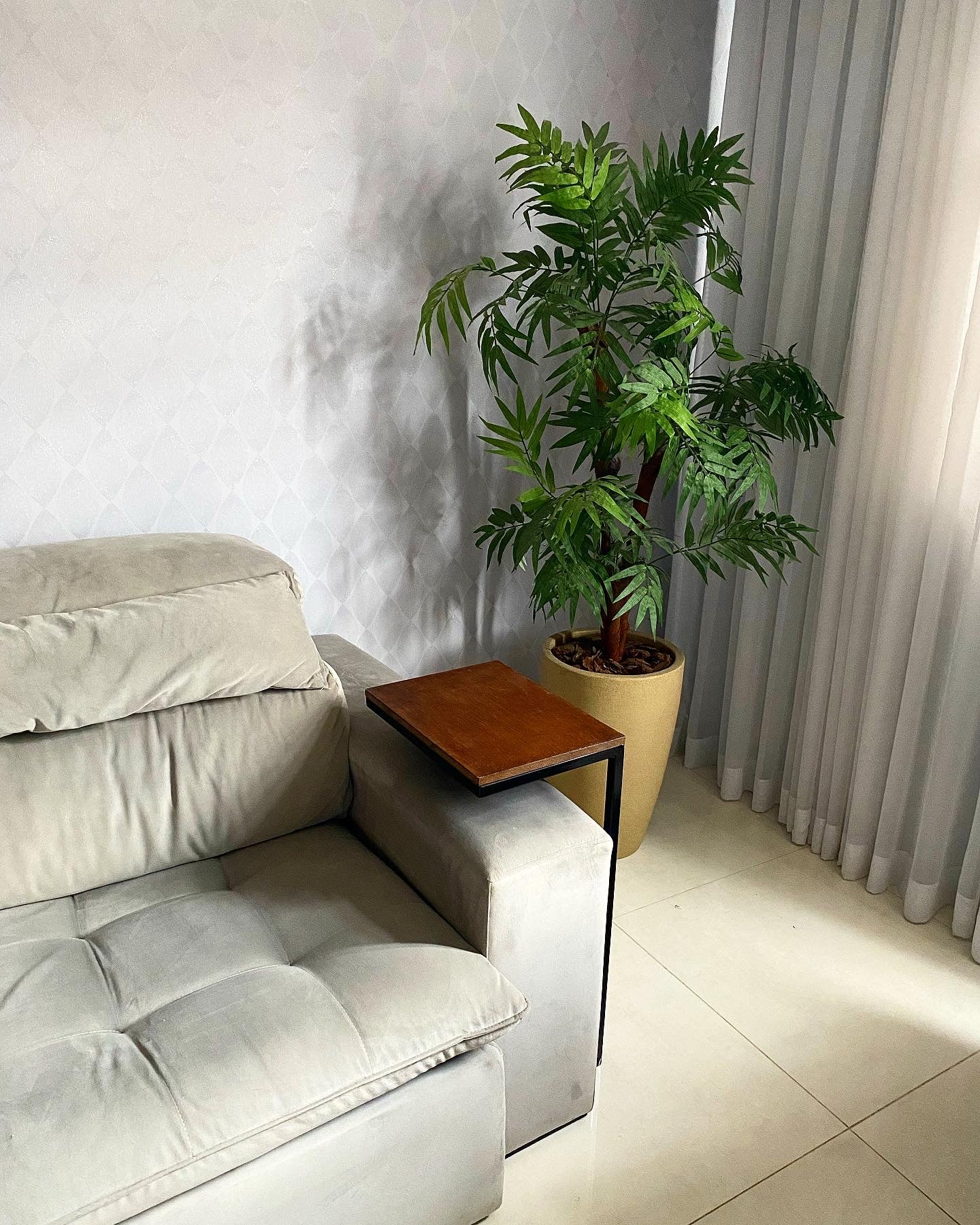 Mesa Auxiliar com Encaixe para Sofá Com medidas de 45 x 30 x 70 cm