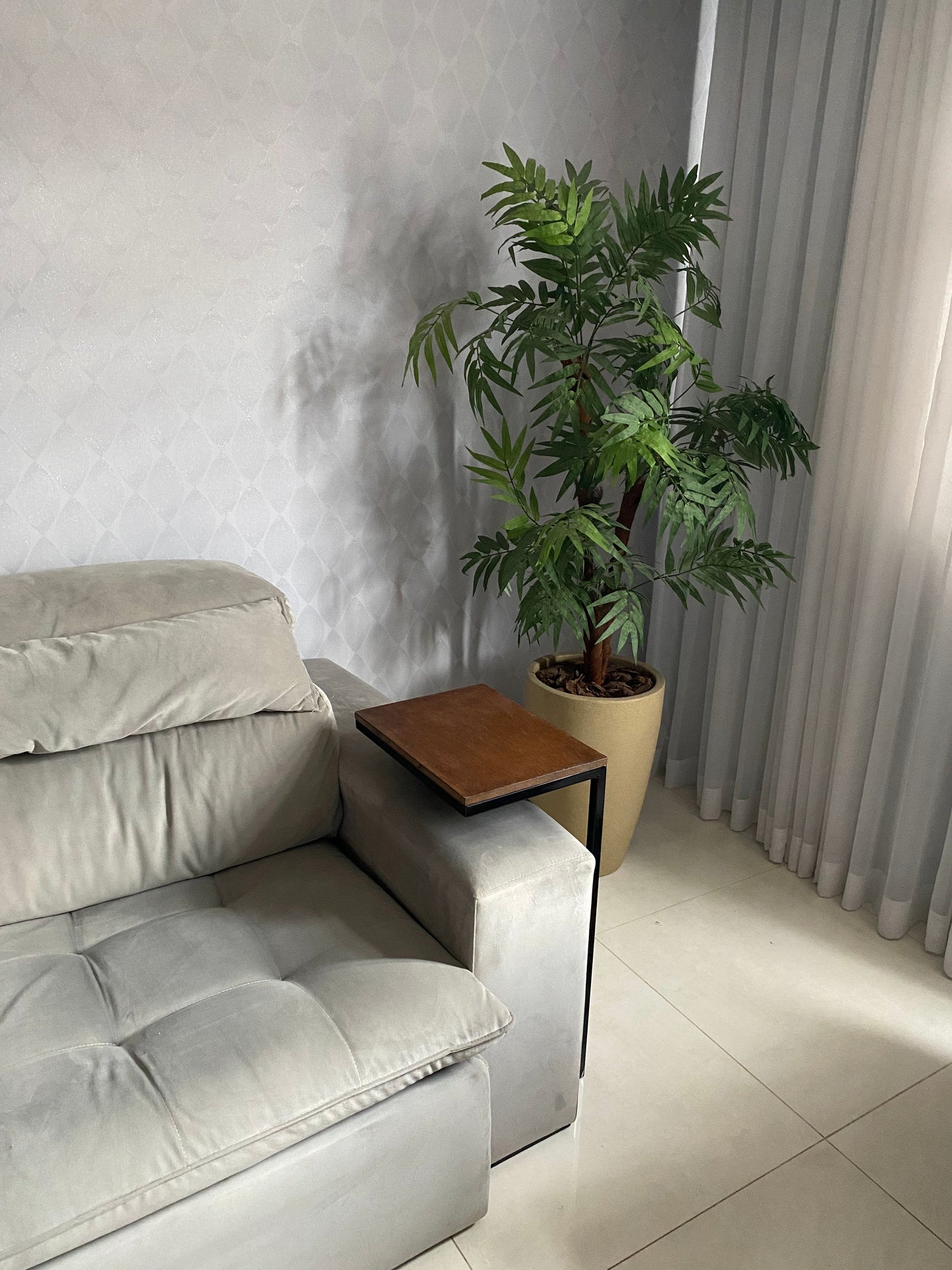 Mesa Auxiliar com Encaixe para Sofá Com medidas de 45 x 30 x 70 cm