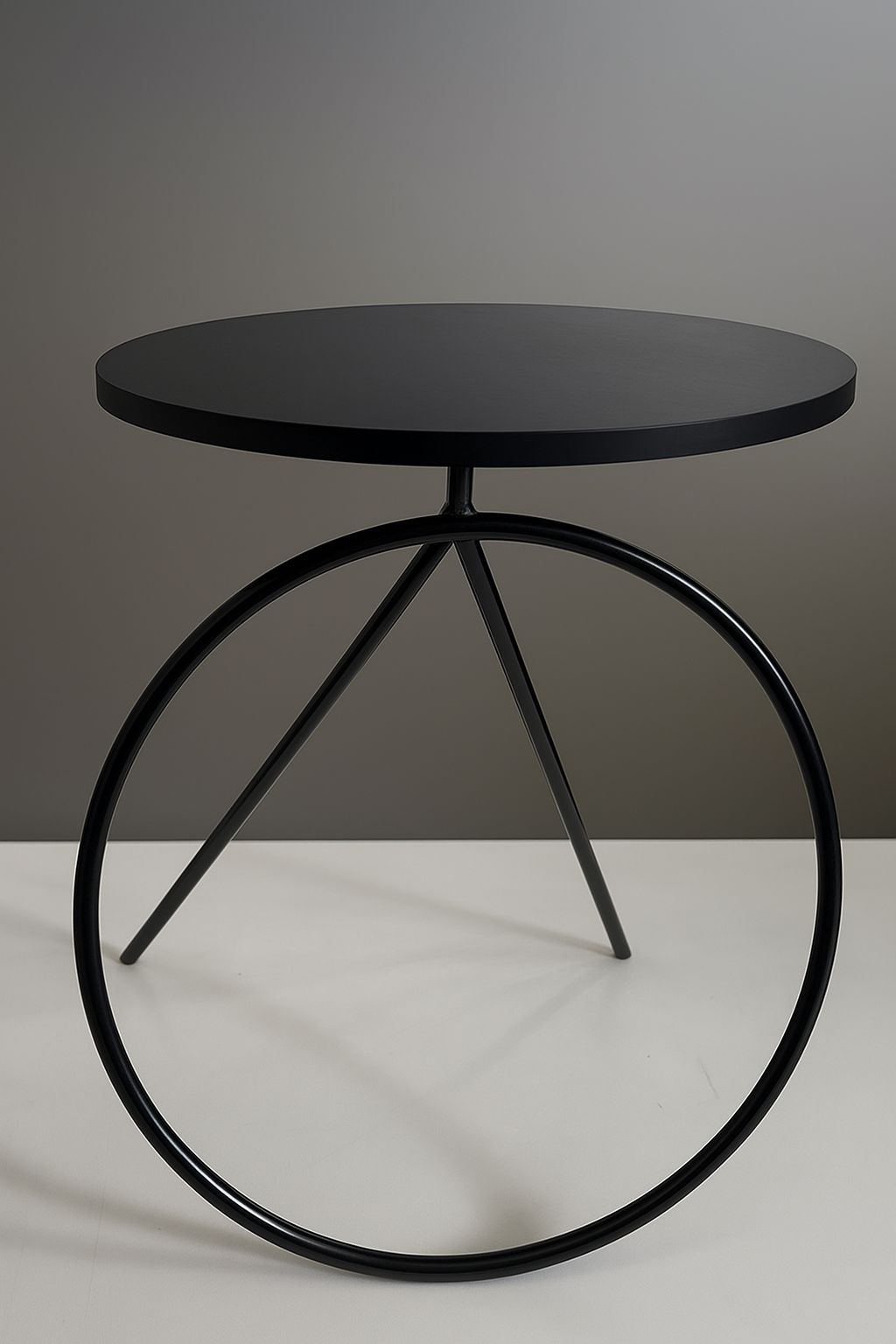 Mesa de Apoio Luxo Redonda com Pé Aro – 67x50x61cm (AxPxL)