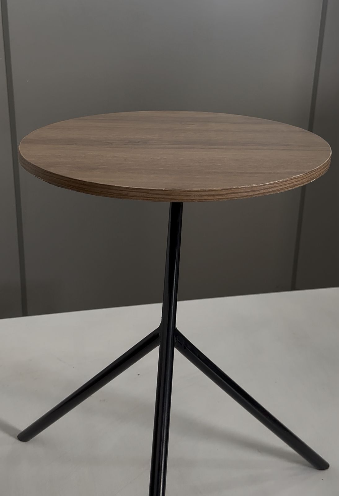 MESA DE APOIO REDONDA LUXO – TRÊS PÉS