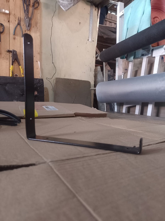 A mão francesa invertida reforçada de 20cm