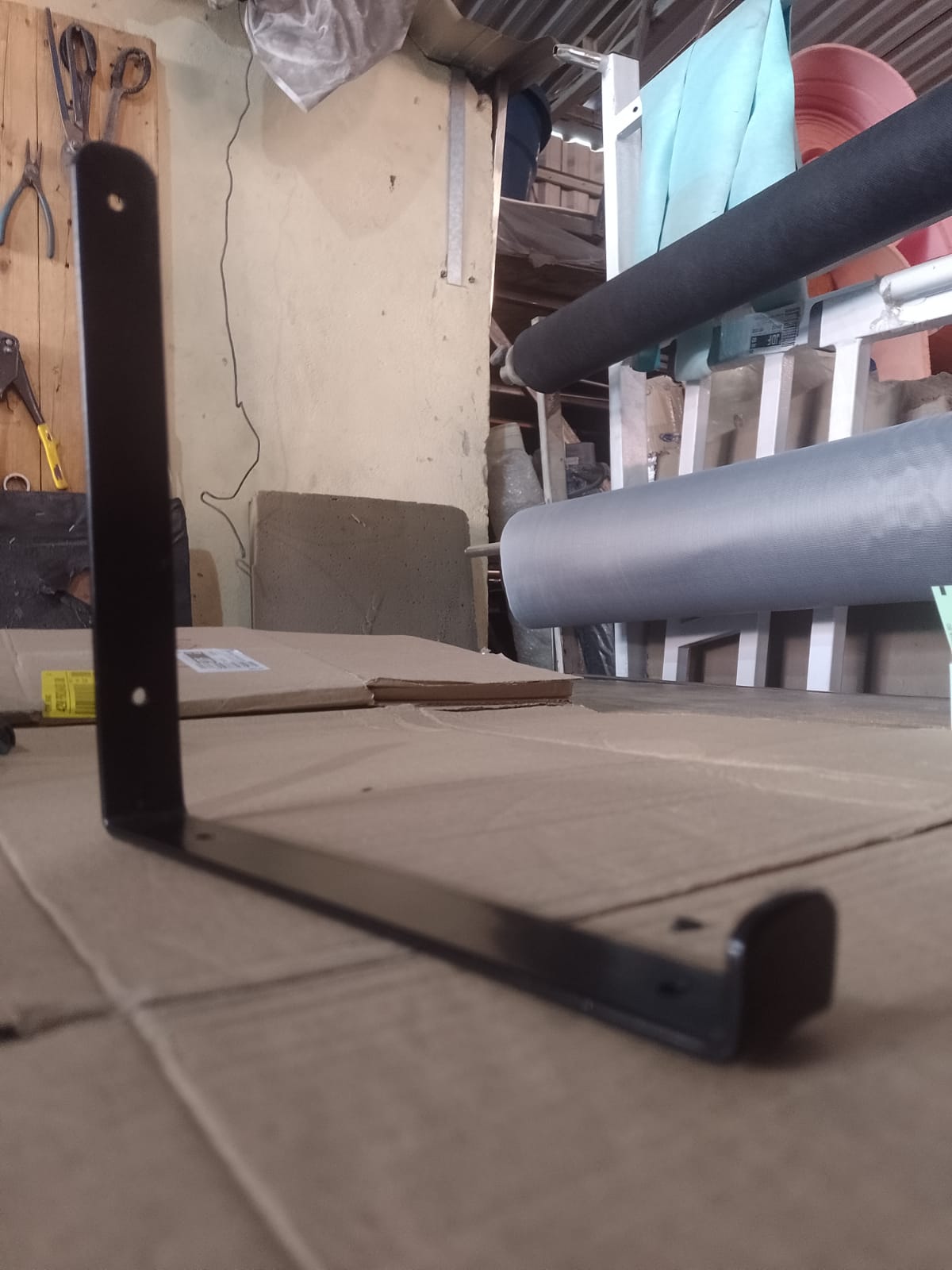A mão francesa invertida reforçada de 20cm