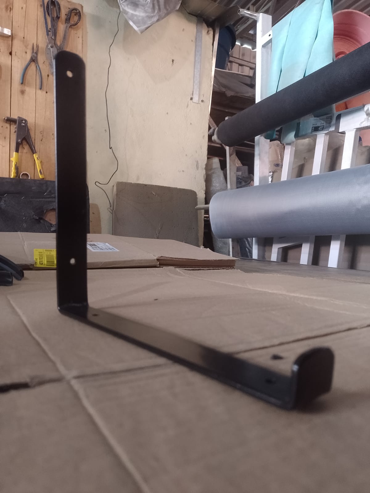 A mão francesa invertida reforçada de 20cm